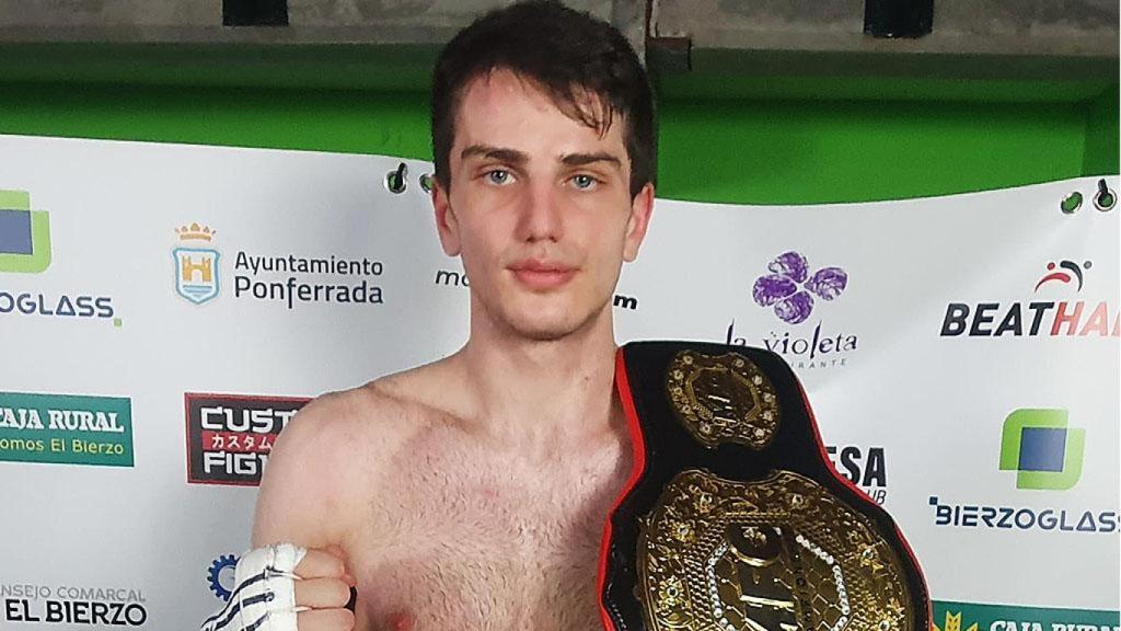 El luchador vallisoletano, Rubén Rondón ganando el título internacional MFC contra México