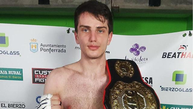 El luchador vallisoletano, Rubén Rondón ganando el título internacional MFC contra México