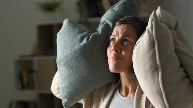 Mujer en casa molesta por el ruido.