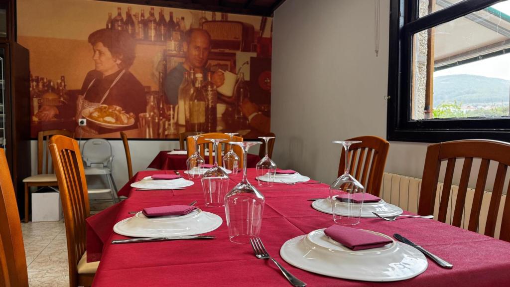 Comedor de Restaurante Cabo Estai, con una imagen de sus fundadores en la pared
