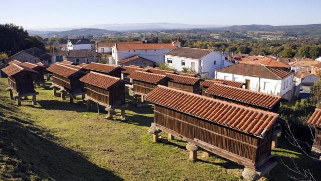 Conjunto de hórreos de A Merca, en Terra de Celanova (Ourense)