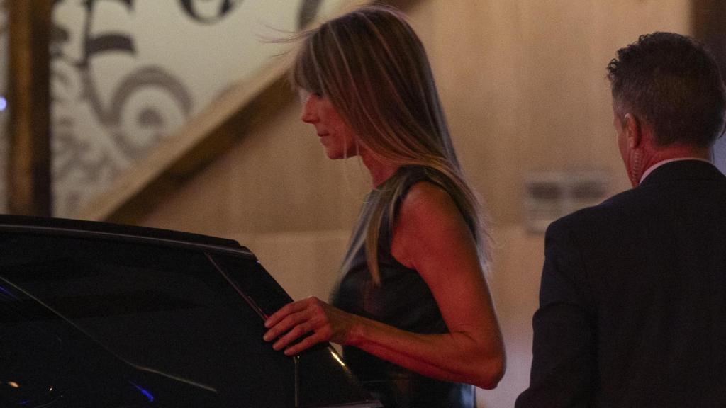 Begoña Gómez subiendo al coche oficial.