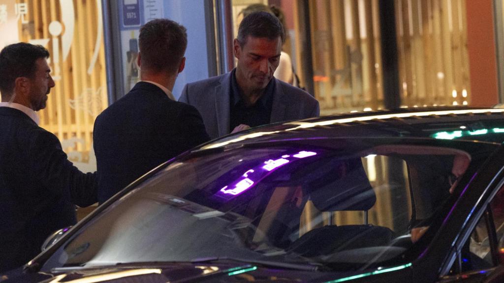 Pedro Sánchez saliendo del cine.