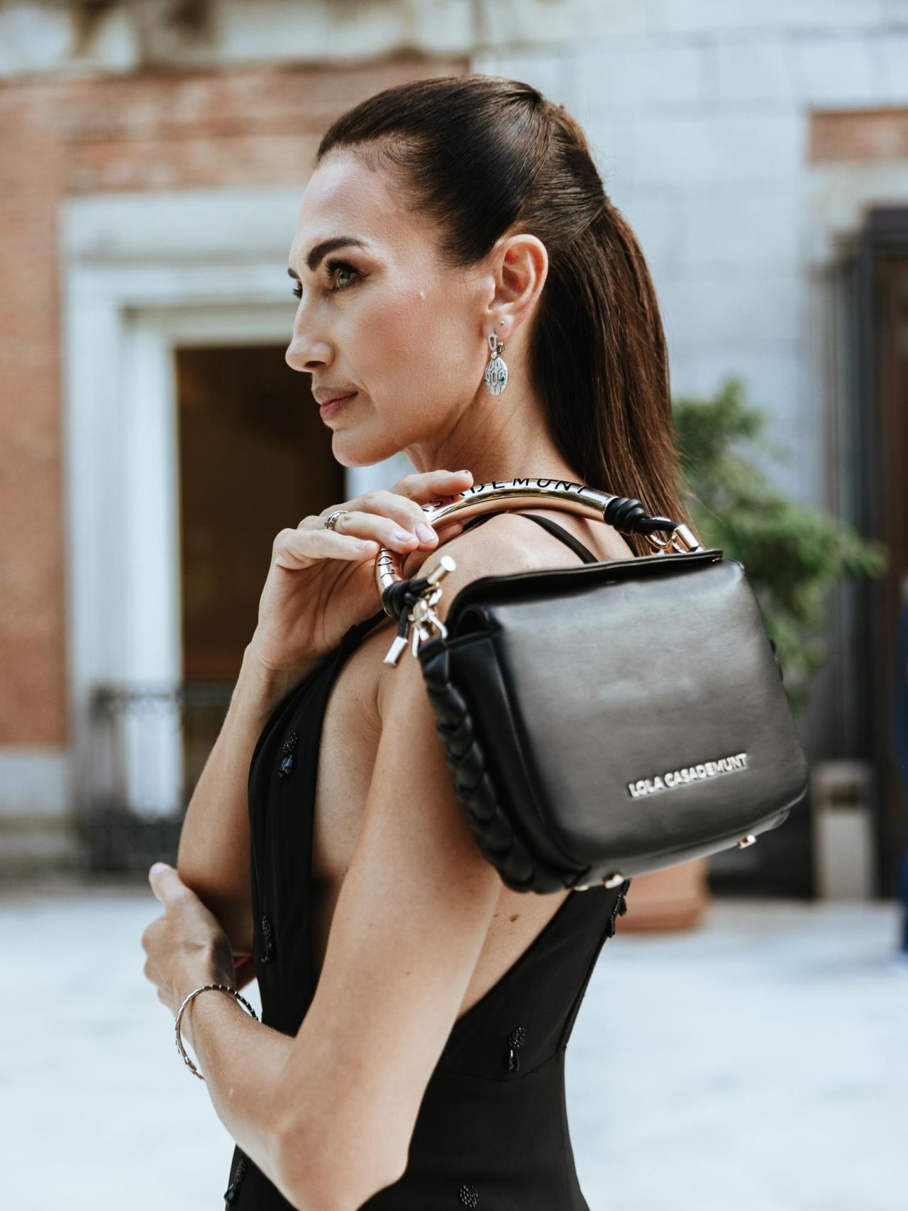 Nieves Álvarez, posando con el bolso durante el evento.