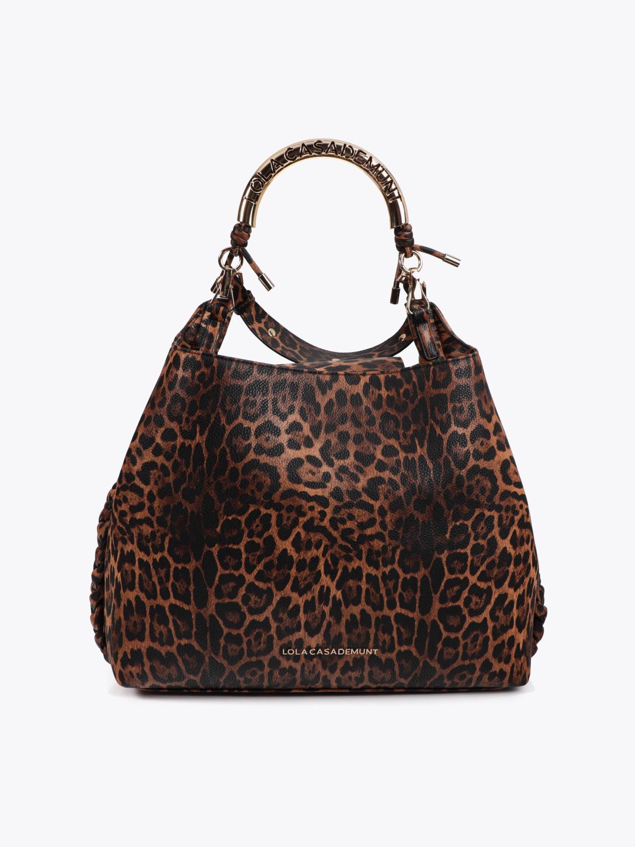 Silueta del nuevo bolso ideado por Lola Casademunt, en su versión 'animal print'.