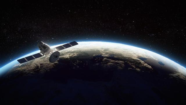 Un satélite orbitando la Tierra.