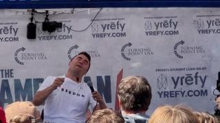 Charlie Kirk, en el momento de recibir el disparo.