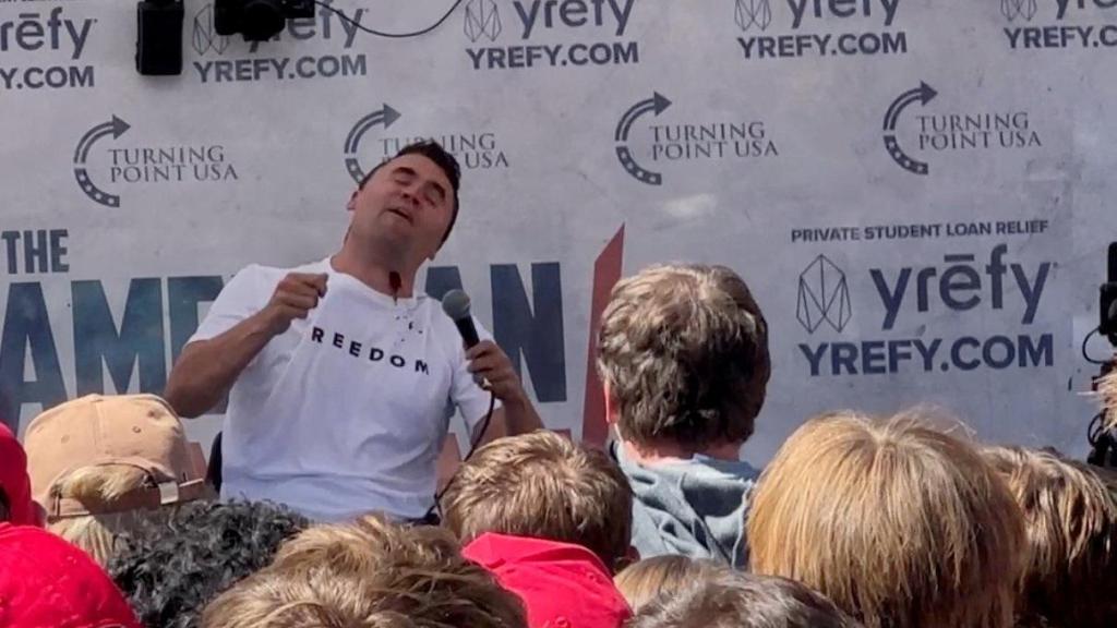 Charlie Kirk, en el momento de recibir el disparo.