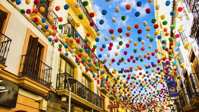 Vista de un pueblo durante sus fiestas patronales.