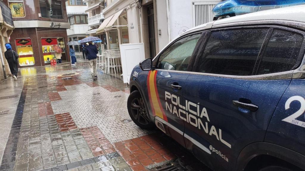 Un coche de la Policía Nacional esta mañana en la calle Galera