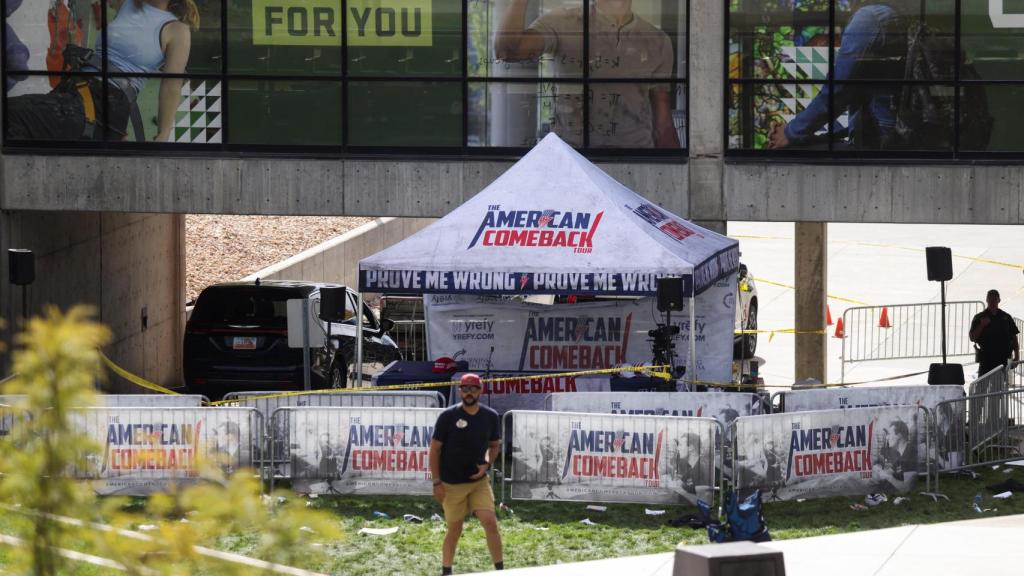 El lugar donde estaba hablando Kirk en el momento de recibir el disparo.