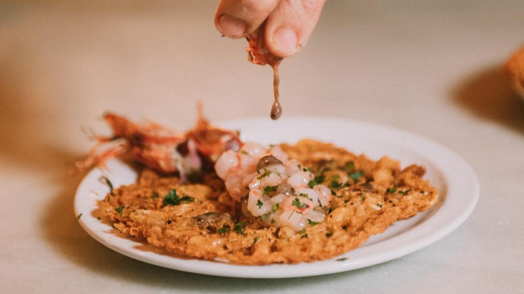 La tortillita de camarones del bar.