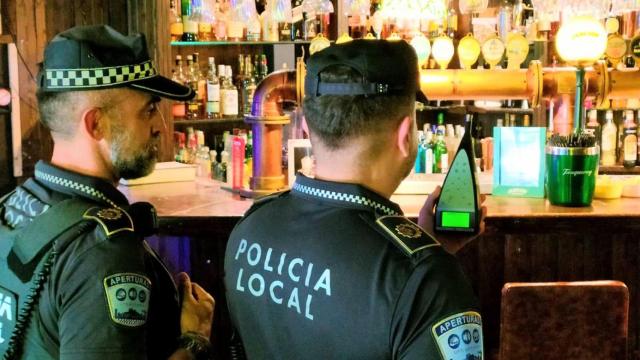 Agentes de la Policía Local de Alicante en la inspección a un local de ocio.