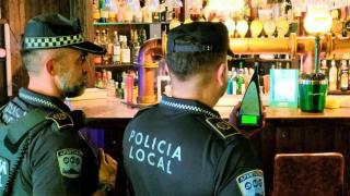 Agentes de la Policía Local de Alicante en la inspección a un local de ocio.