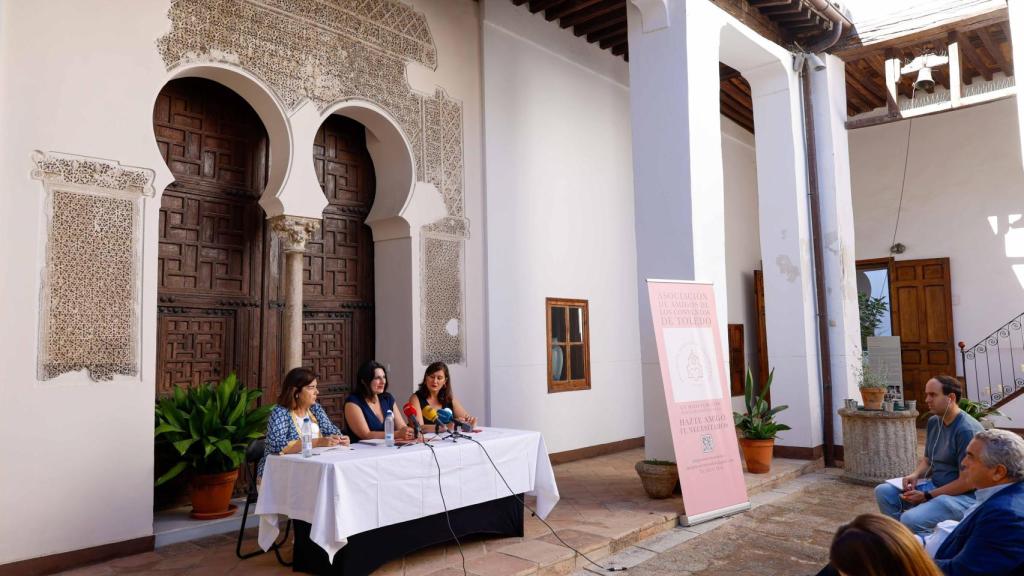 El impresionante patio del convento de Santa Clara ha servido de escenario para la presentación.
