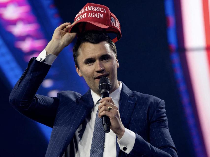 Charlie Kirk con una gorra de apoyo a Donald Trump.