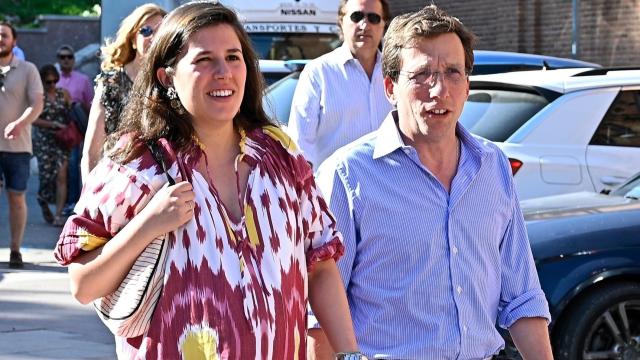 Teresa Urquijo pasea junto a José Luis Martínez-Almeida.