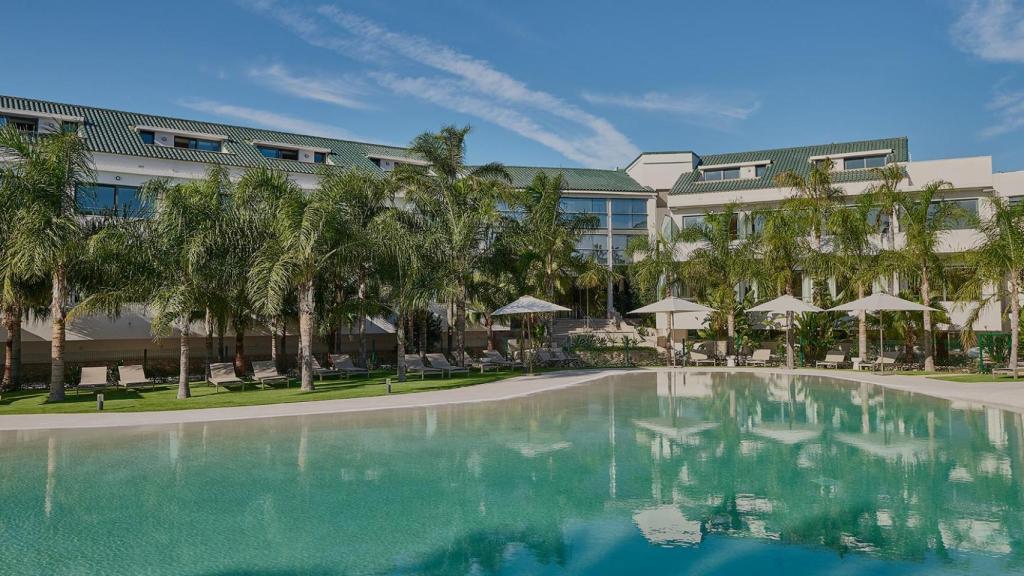 Piscina y hotel de Calderona Wellness.