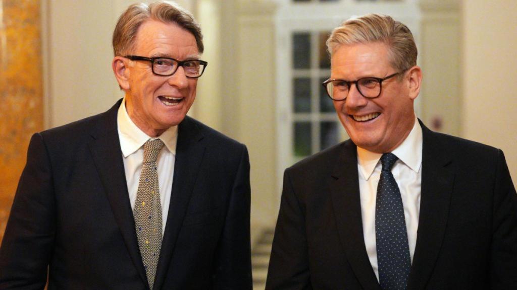El primer ministro británico Keir Starmer junto a Peter Mandelson, exembajador de Reino Unido en EEUU, en febrero de 2025.