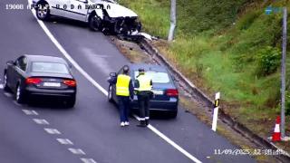Un coche se sale de la vía en la AP-9 a la altura de O Burgo, en Culleredo (A Coruña)