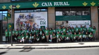 Trabajadores de Caja Rural de Zamora posando con motivo del Día Solidario del Grupo Caja Rural