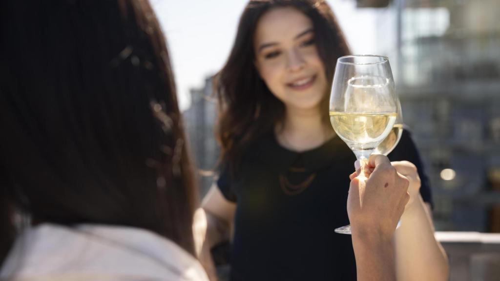 Cada vez se consume más vino blanco entre los jóvenes