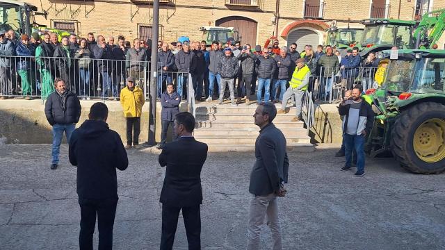 Imagen de archivo de la anterior concentración ante el Consejo Regulador de Rueda en 2024  (1)