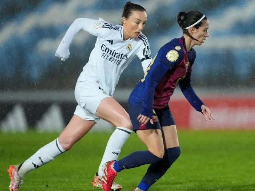 Aitana Bonmatí y Caroline Weir en el Clásico disputado en el Alfredo Di Stéfano.