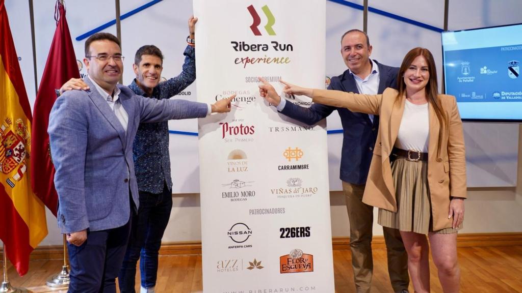 El vicepresidente de la Diputación, Víctor Alonso, Roberto Díez, alcalde de Peñafiel, Yolanda Burgoa, concejal de Turismo del Ayuntamiento de Peñafiel y diputada de Educación y Cultura, y José Antonio de Pablo, Director de Ribera Run Experience, presentando el evento
