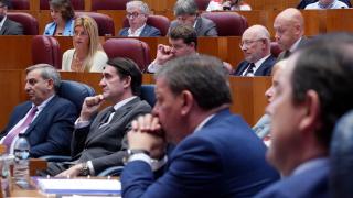 Mañueco, en primer plano, durante el pleno del miércoles con Suárez-Quiñones al fondo.