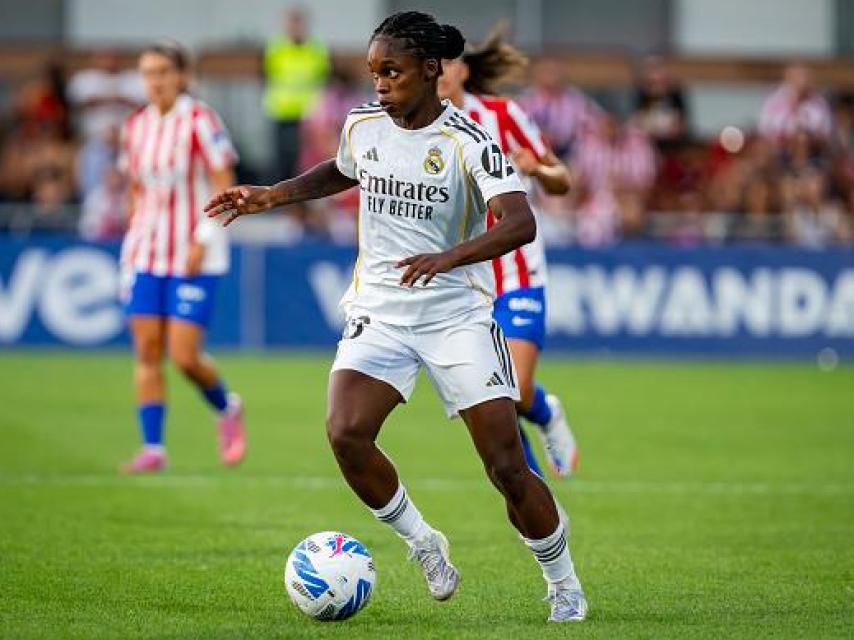 Linda Caicedo jugando con el balón del sorteo a sus pies.