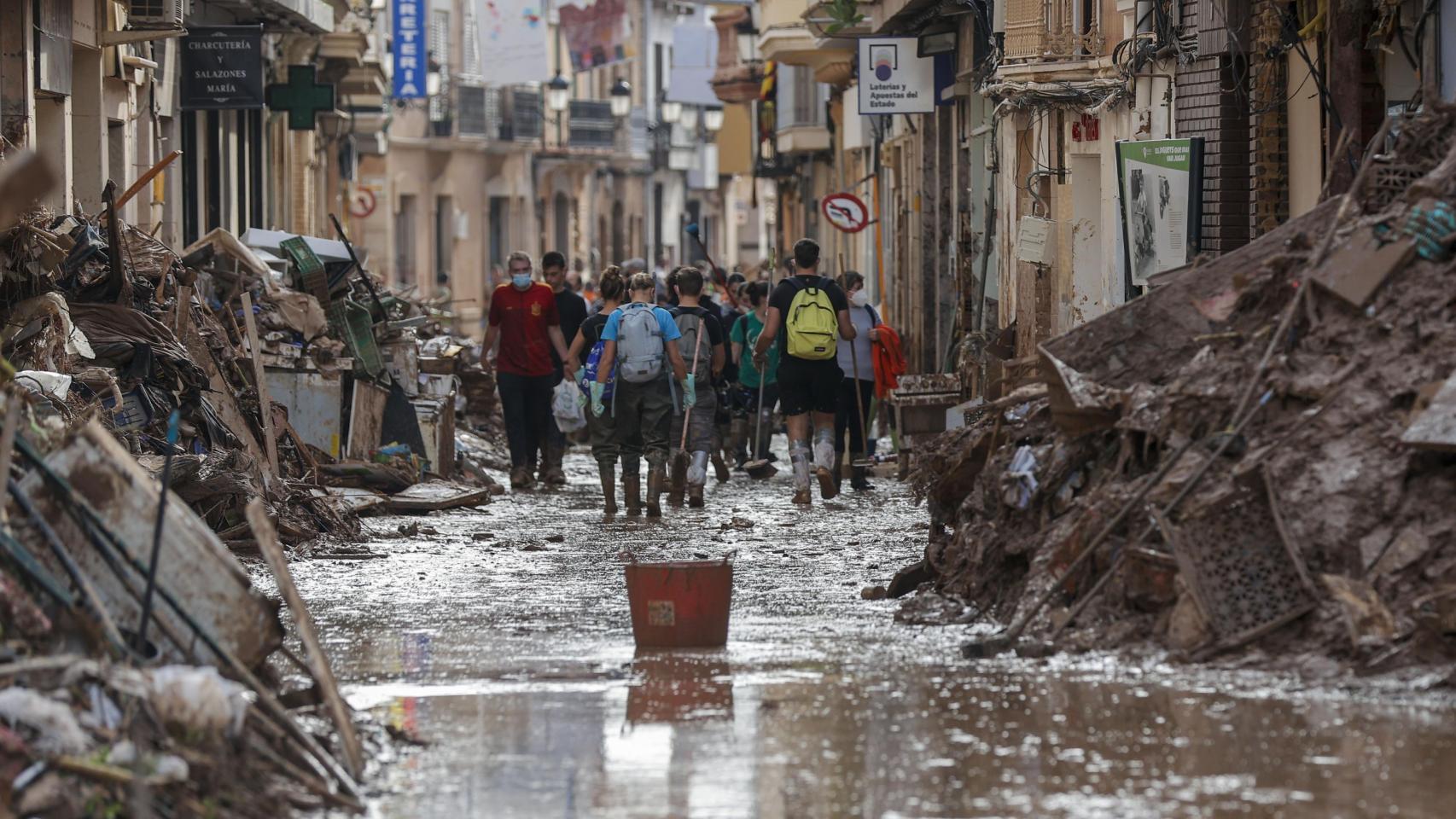 Una de las calles de Paiporta (Valencia), a 4 de noviembre de 2024. Efe / Manuel Bruque