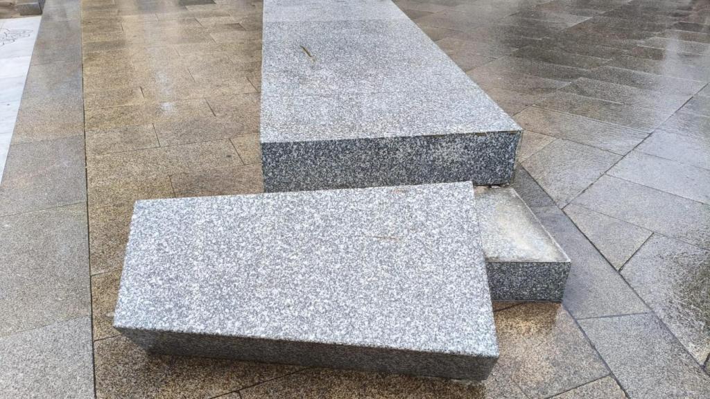 Noche de incidentes en A Coruña: un banco derribado en la plaza del Humor