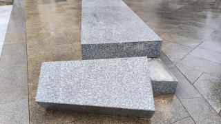 Noche de incidentes en A Coruña: un banco derribado en la plaza del Humor