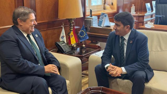 Imagen de la reunión entre Julio Abalde y Pedro Blanco.