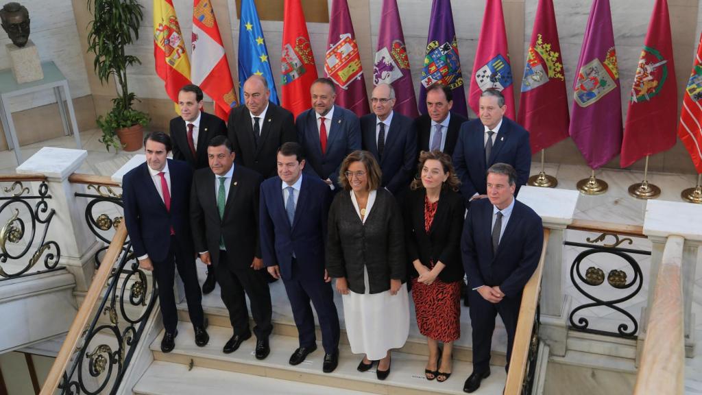 Suárez Quiñones y Mañueco en la firma de unos protocolos el pasado año con los nueve presidentes de las diputaciones