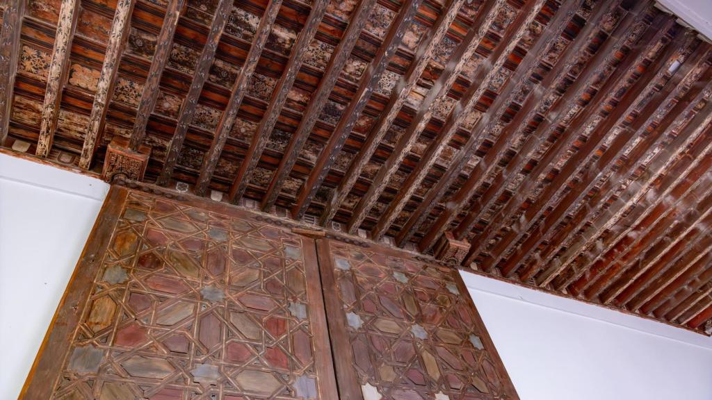 Las otras puertas impresionantes en el punto de mira de las monjas y el artesonado.