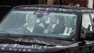 El príncipe Harry abandona Reino Unido tras la visita de 54 minutos a su padre, el rey Carlos III, en