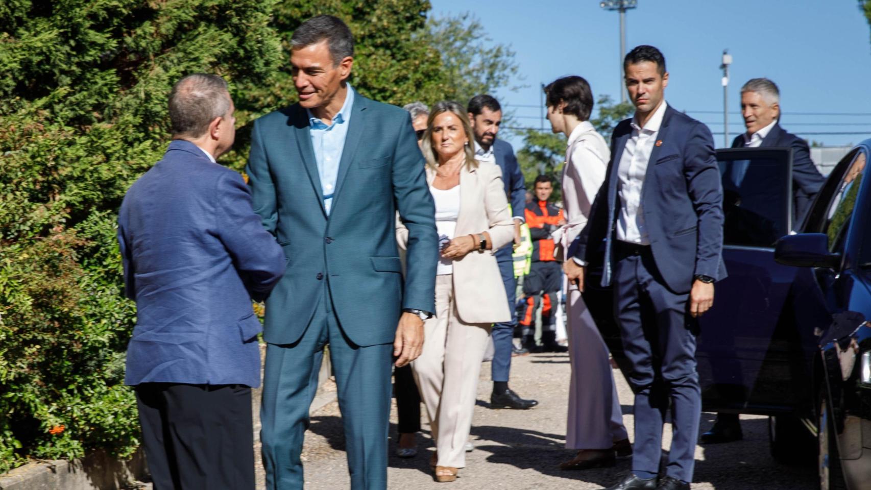 Saludo entre Pedro Sánchez y Emiliano García-Page.