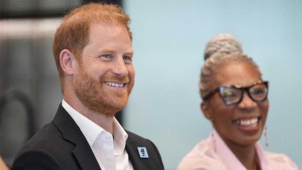 Harry de Inglaterra, muy sonriente, este jueves, día 11, en Londres.