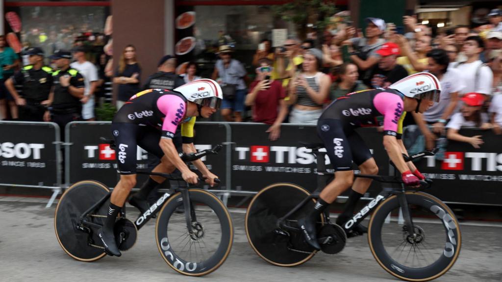 Dos ciclistas en la contrarreloj por equipos de La Vuelta a España
