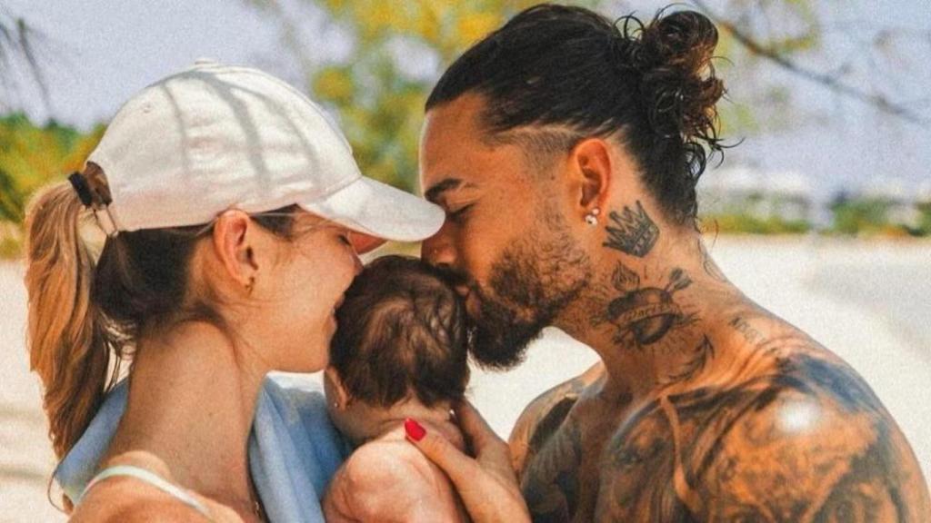 Maluma y su pareja, Susana Gómez, junto a su hija.
