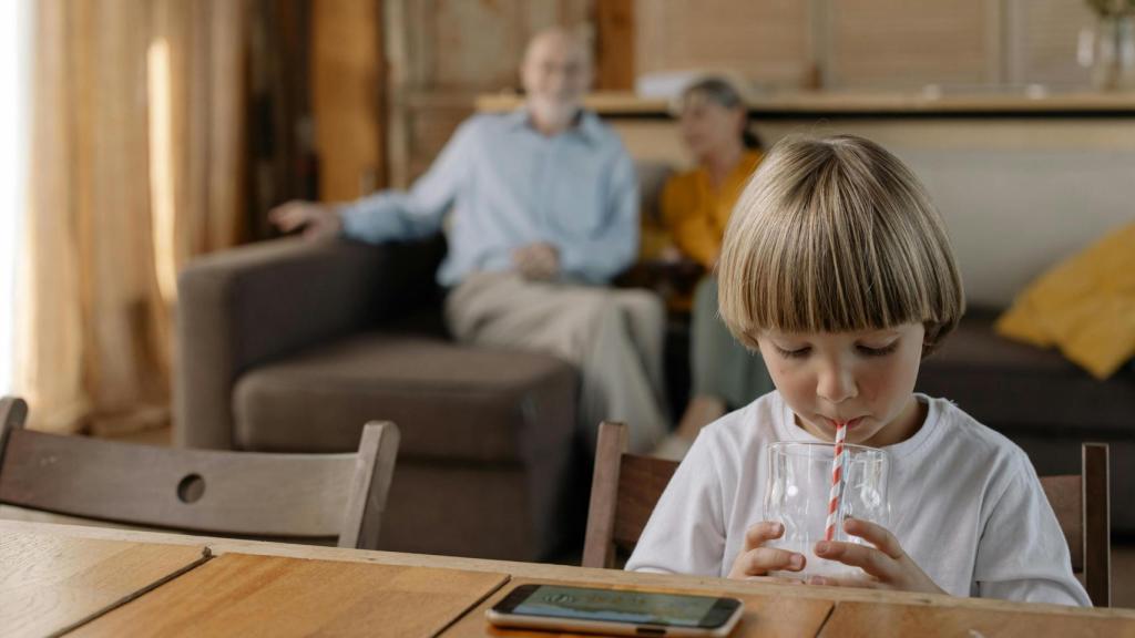 Infancia, alimentación y móviles. cottonbro studio/Pexels