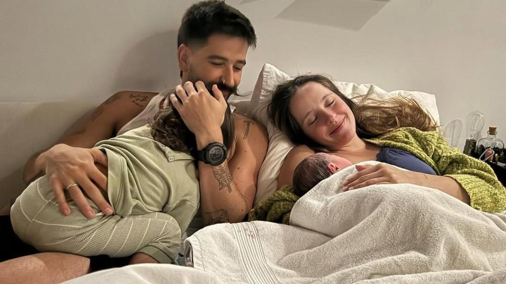 Camilo y Evaluna con sus hijas.