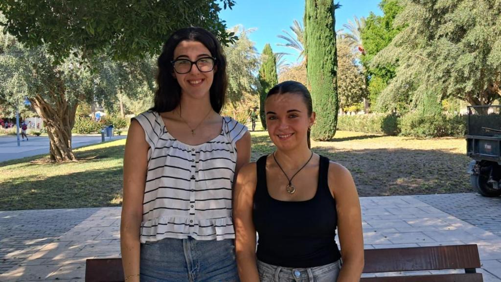Alba y Nuria, otras estudiantes de la UA.