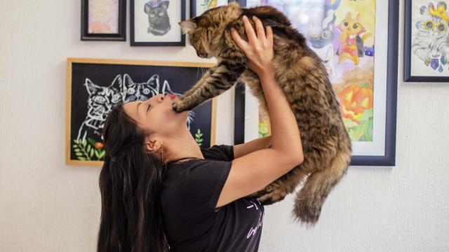 Alejandra Morán, fotógrafa de mascotas,  con uno de sus tres gatos.