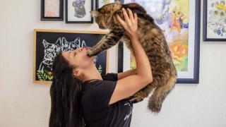 Alejandra Morán, fotógrafa de mascotas,  con uno de sus tres gatos.