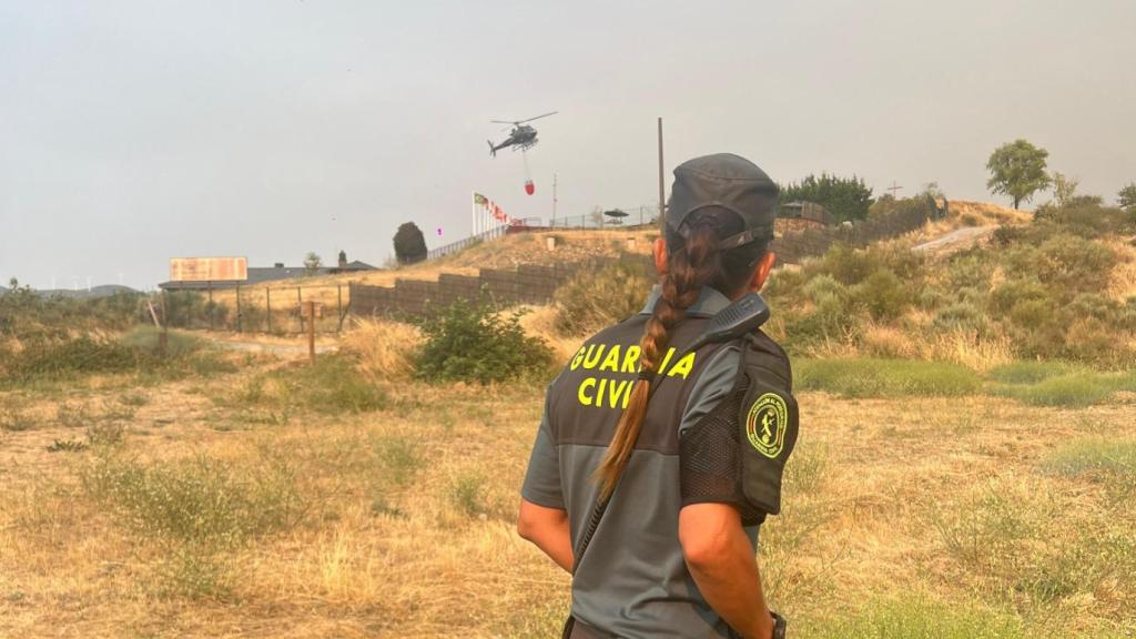 Un agente de la Guardia Civil en la zona del incendio