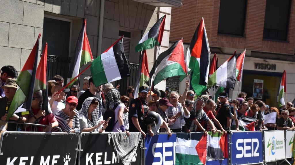 Manifestantes en la Vuelta a España en Valladolid