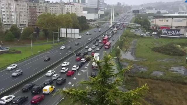 Importantes retenciones en A Coruña tras un accidente dirección salida en Alfonso Molina
